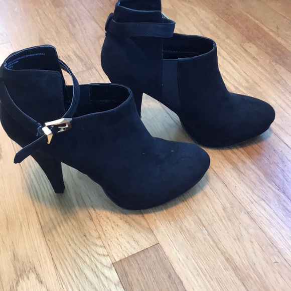❌SOLD❌ Black suede booties - Picture 3 of 8